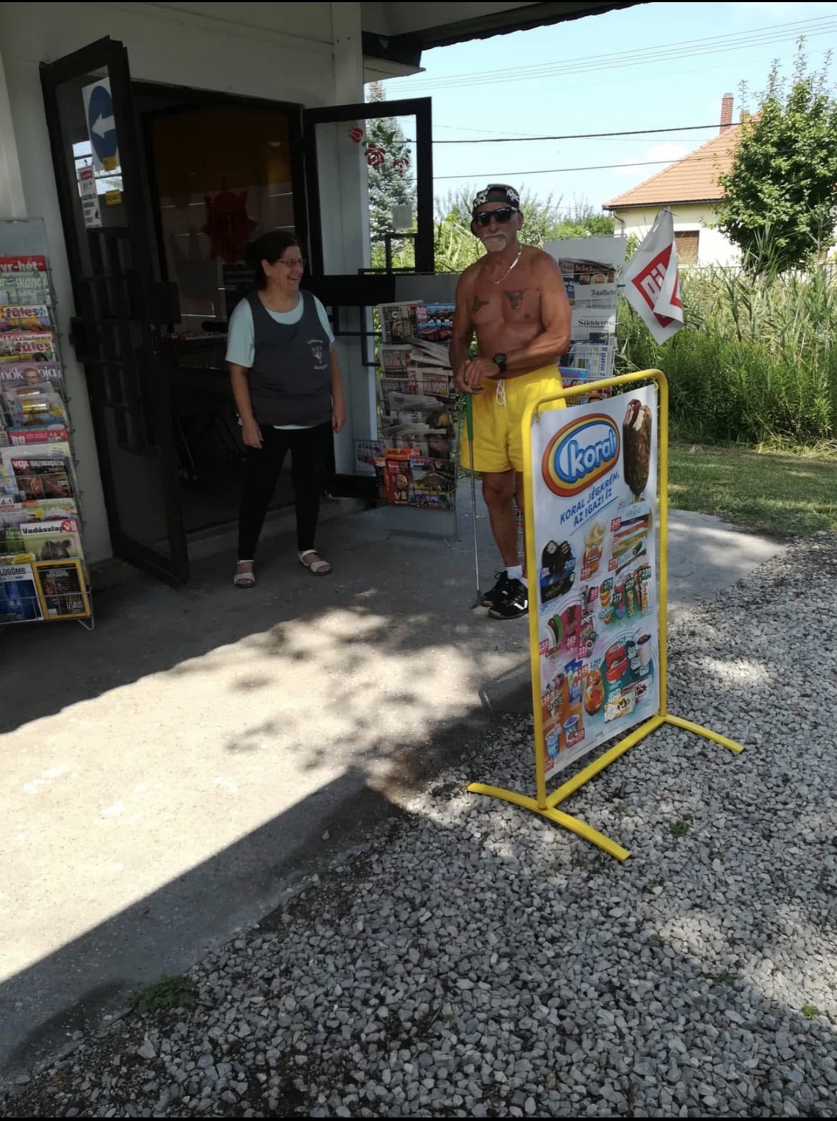 Vendégek a bolt előtt